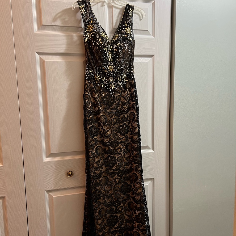 Black and gold lace gown size small. Size 4.